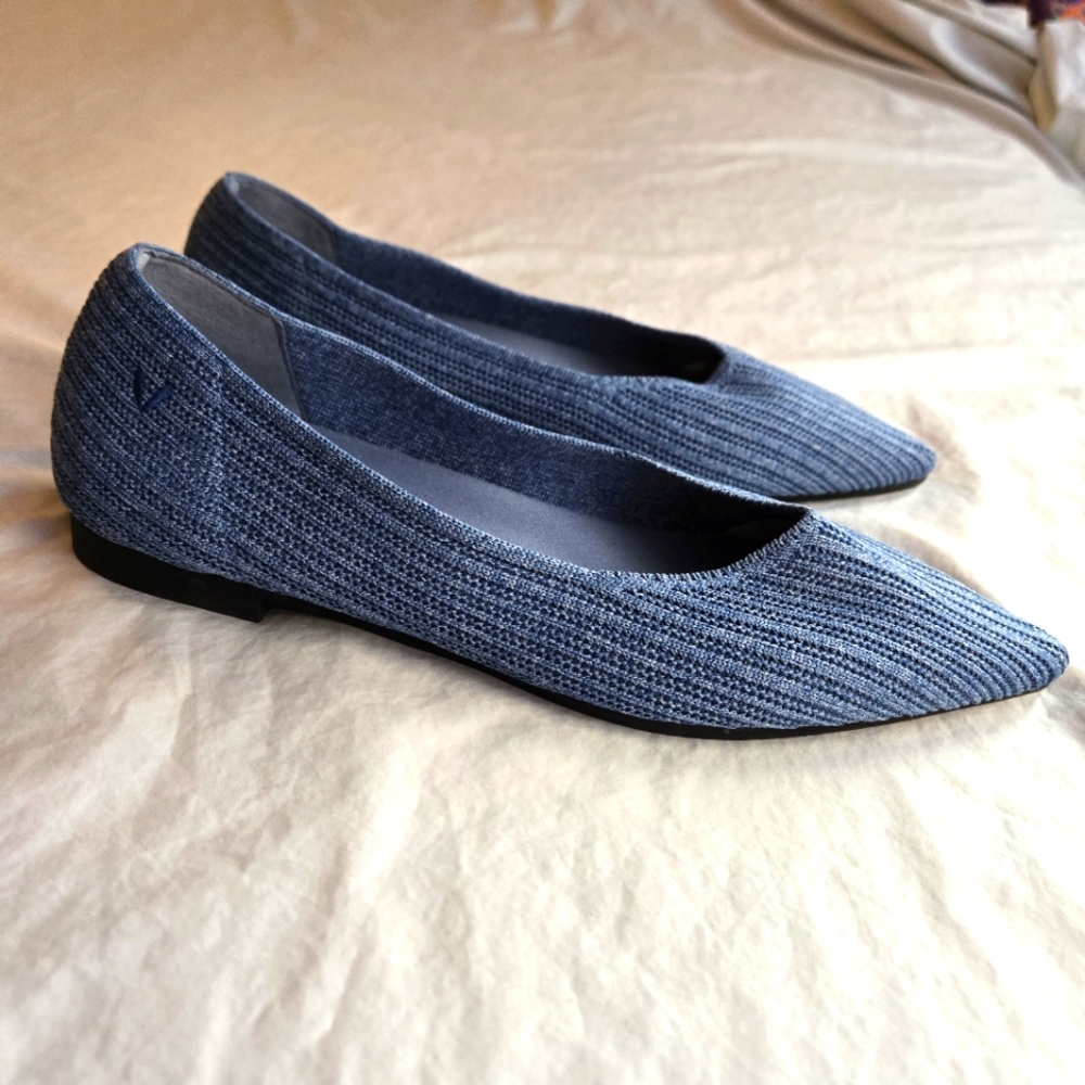 Vivaia Pointed Toe Stripe Washable Flats Denim Blue Knit sz 39 or 8.5 like new!